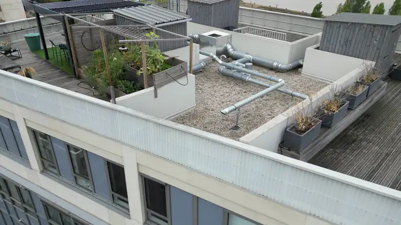 Les toitures vues du drone — Laboratoire Eurofins à Bordeaux