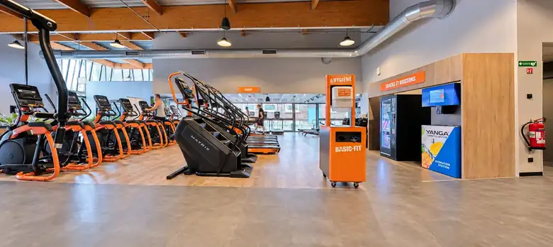 Les machines cardio et l’espace boissons — Basic-Fit à Hénin-Beaumont