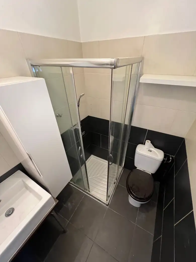 Douche et WC — Appartement T1 de 21m² à Alfortville