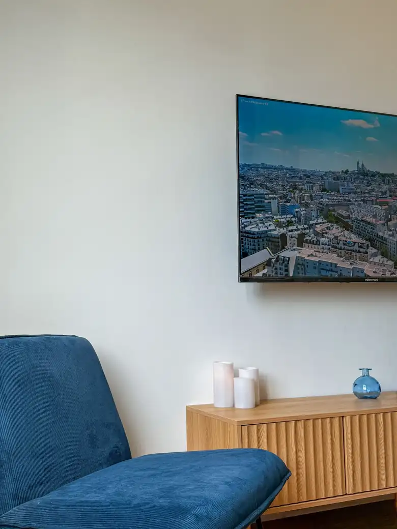 Fauteuil et meuble TV — Appartement T1 de 23m² à Alfortville