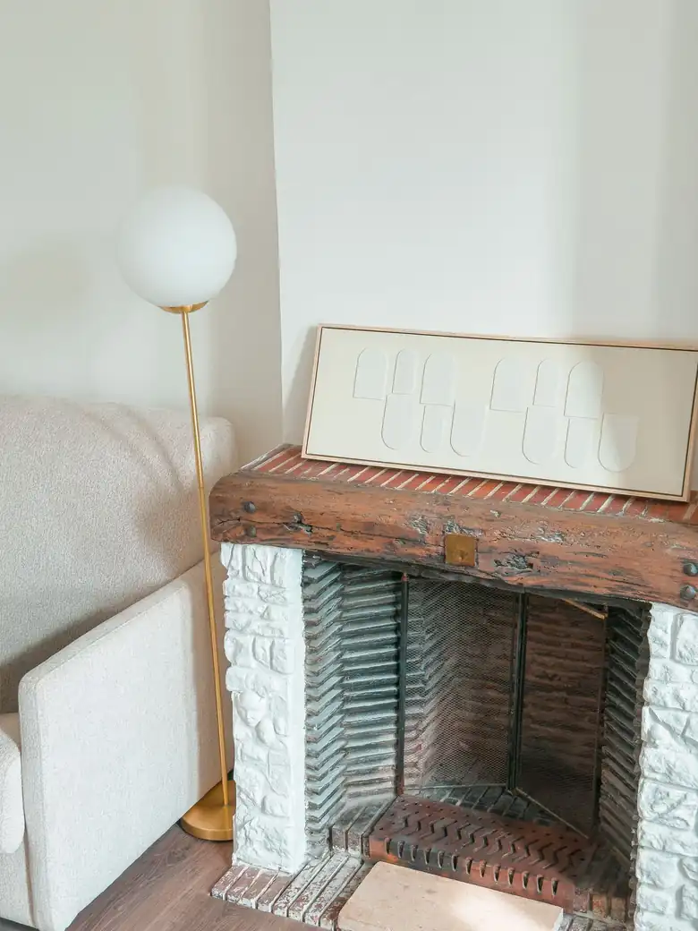 La cheminée conservée — Appartement de 20m² à Alfortville
