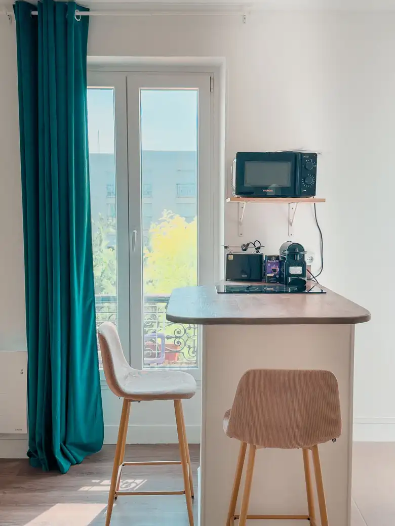Le bar face à la fenêtre — Appartement de 20m² à Alfortville