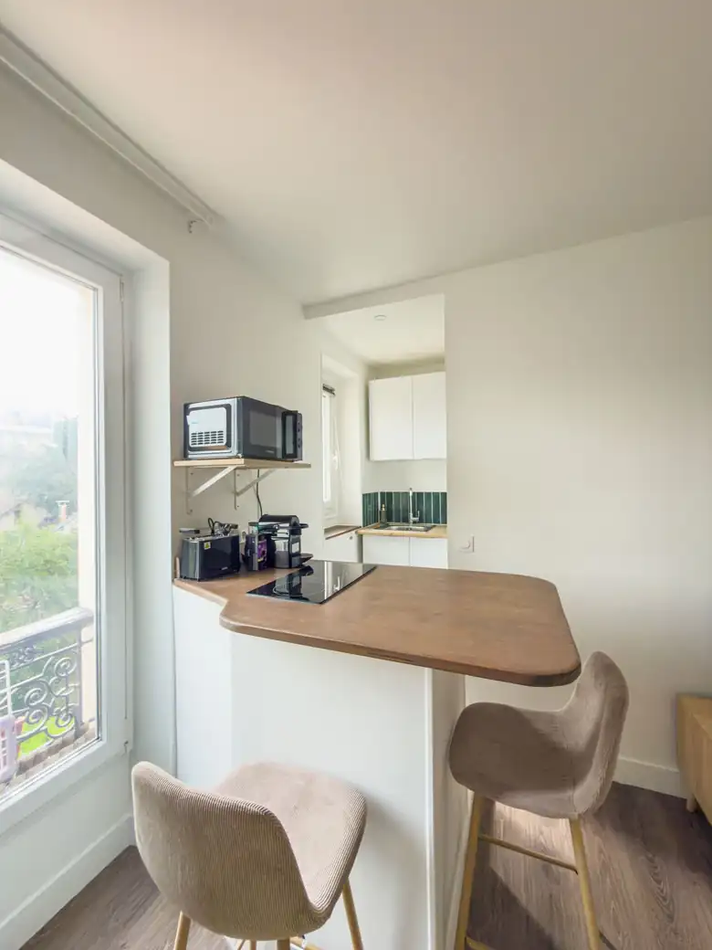 Bar et kitchenette, côté fenêtre — Appartement de 20m² à Alfortville