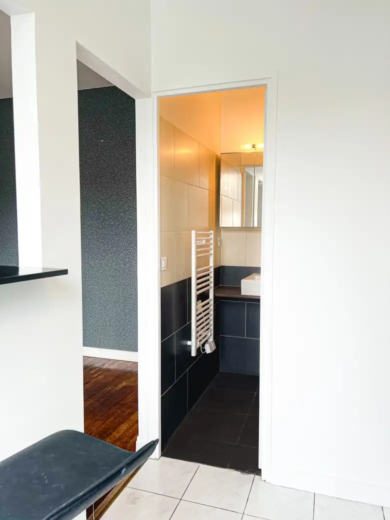 L’accès à la salle d’eau — Appartement T1 de 21m² à Alfortville