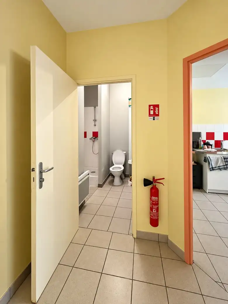 Sanitaires et accès aux bureaux — Local commercial de 168m² à Bergerac