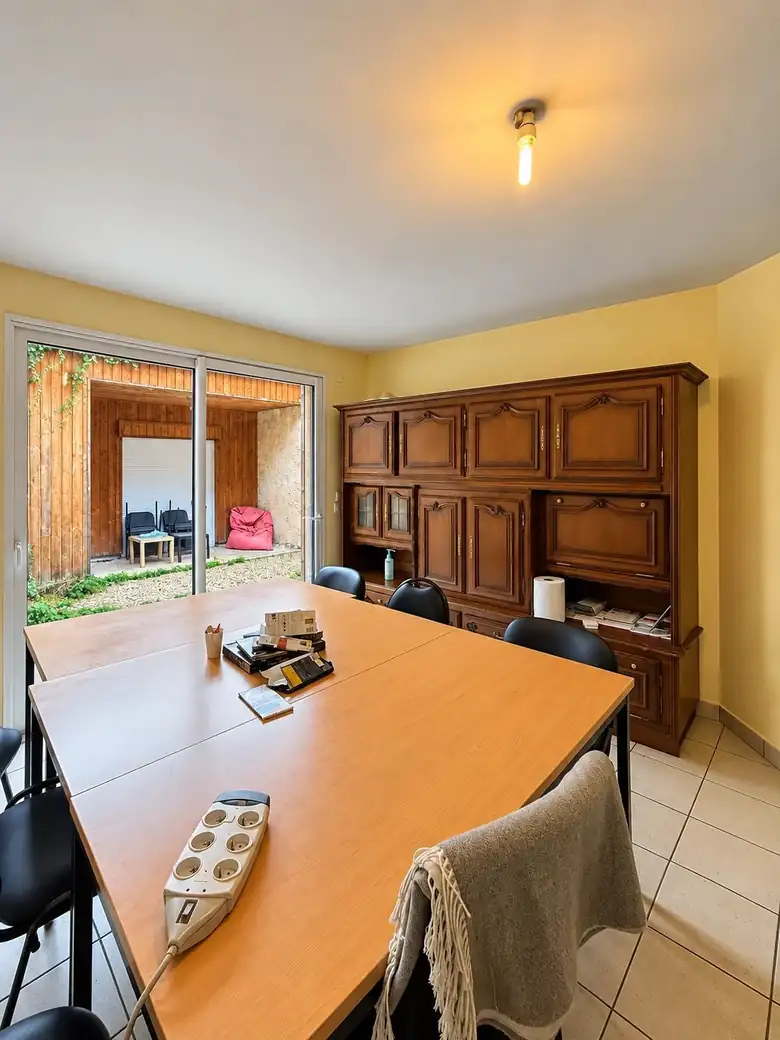 Salle de réunion ouverte sur la cour — Local commercial de 168m² à Bergerac
