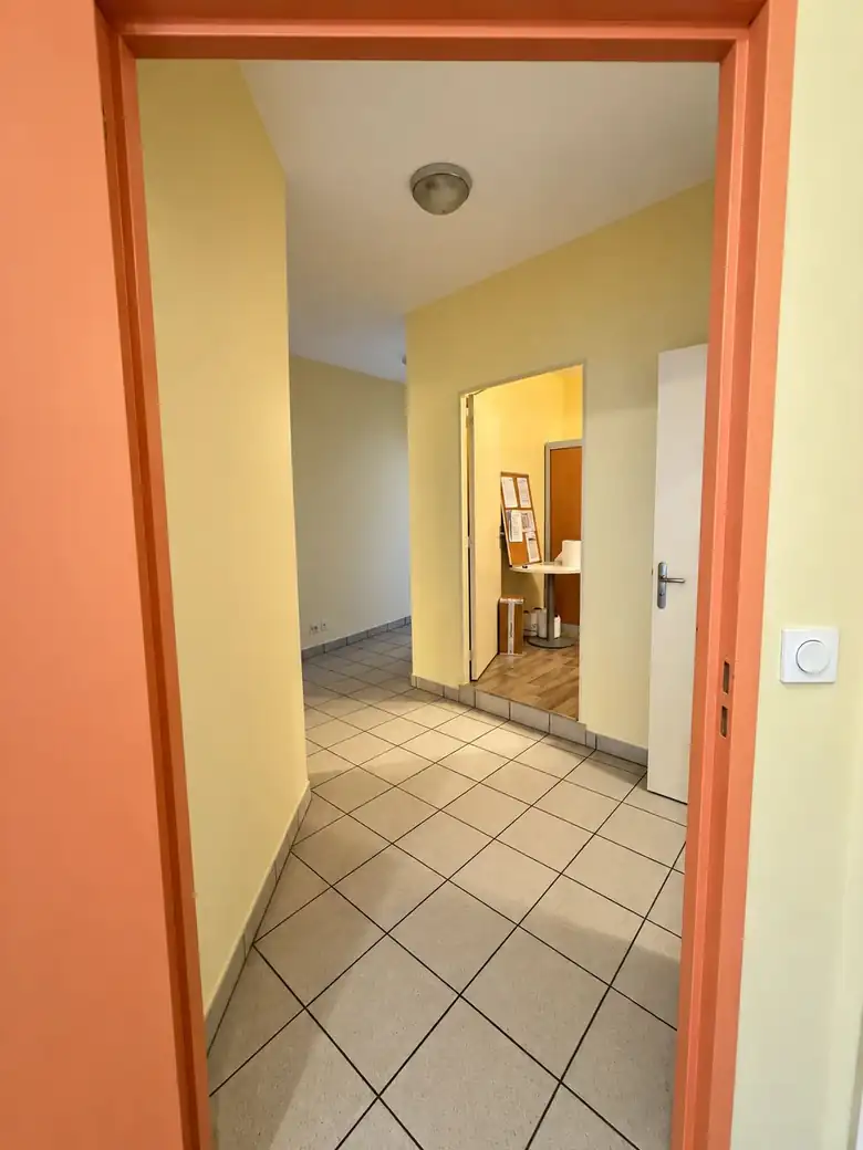 Circulation entre les pièces — Local commercial de 168m² à Bergerac