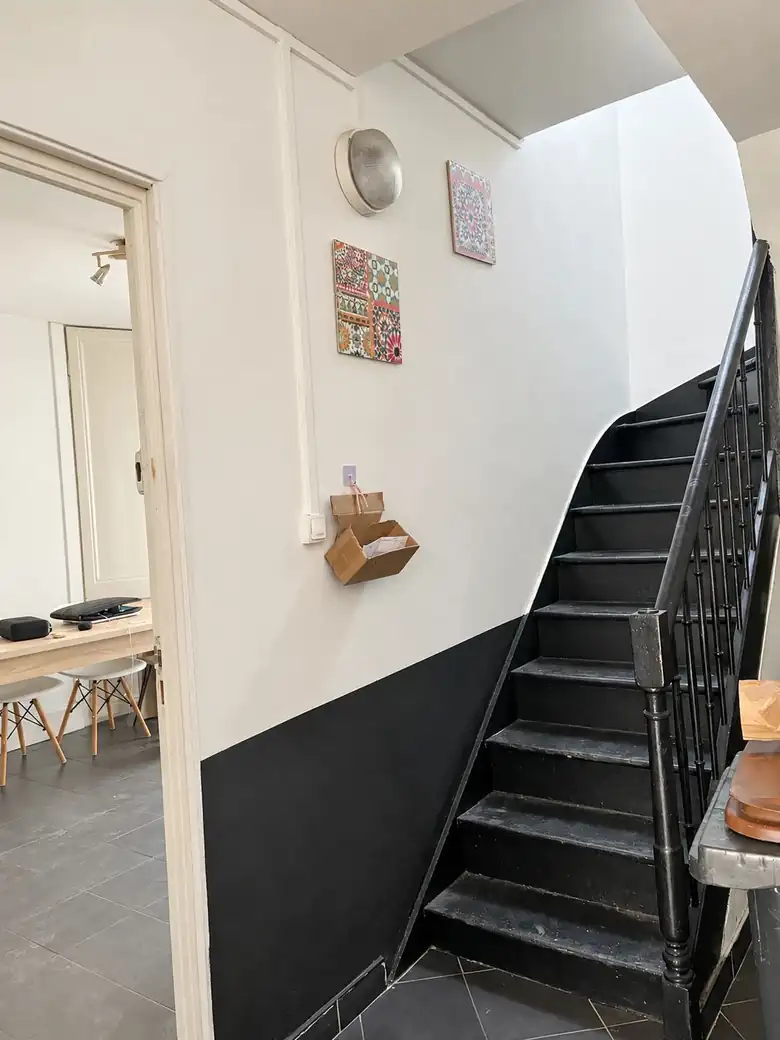 L’entrée et l’escalier — Immeuble de rapport de 115m² composé de 3 lots à Boulogne-sur-Mer