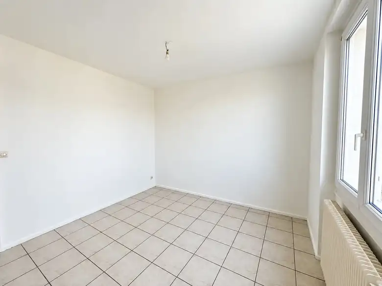 Une chambre — Immeuble de rapport de 206m² composé de 8 lots à Châteauroux