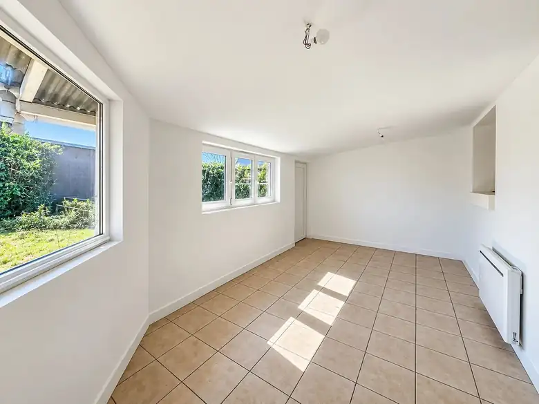Une pièce en rez-de-chaussée, côté jardin — Immeuble de rapport de 209m² composé de 10 lots dont 7 studios et 3 T2 à Saint-Pol-sur-Mer
