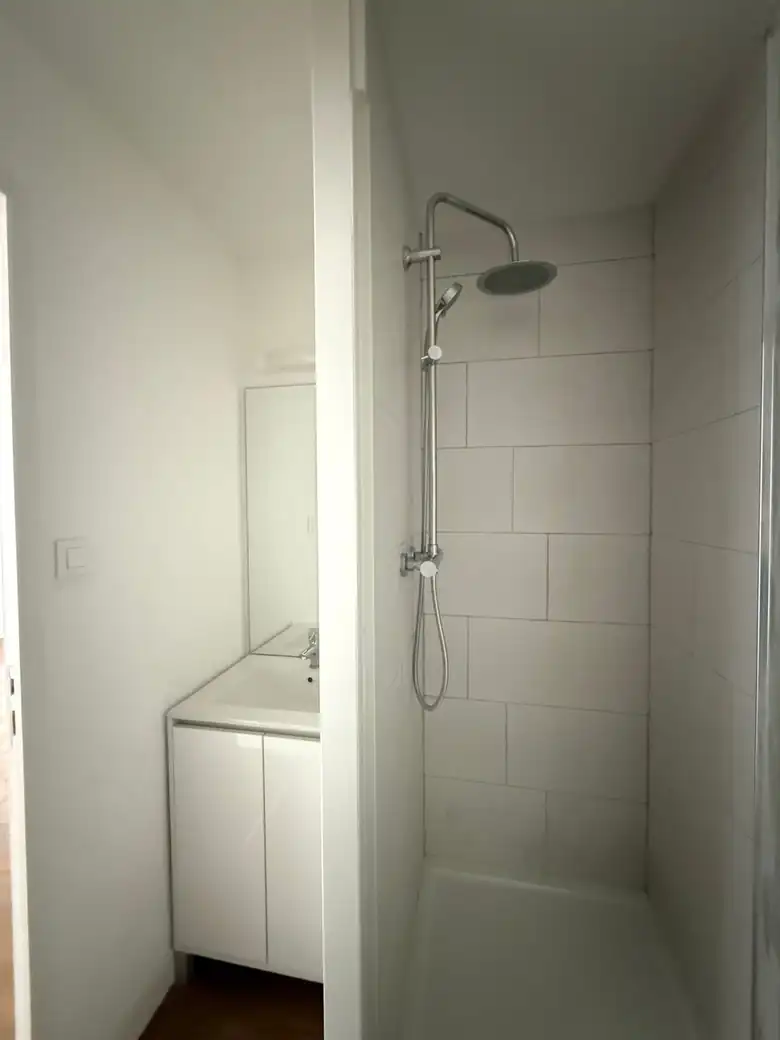 Une salle d’eau refaite — Immeuble de rapport de 209m² composé de 10 lots dont 7 studios et 3 T2 à Saint-Pol-sur-Mer