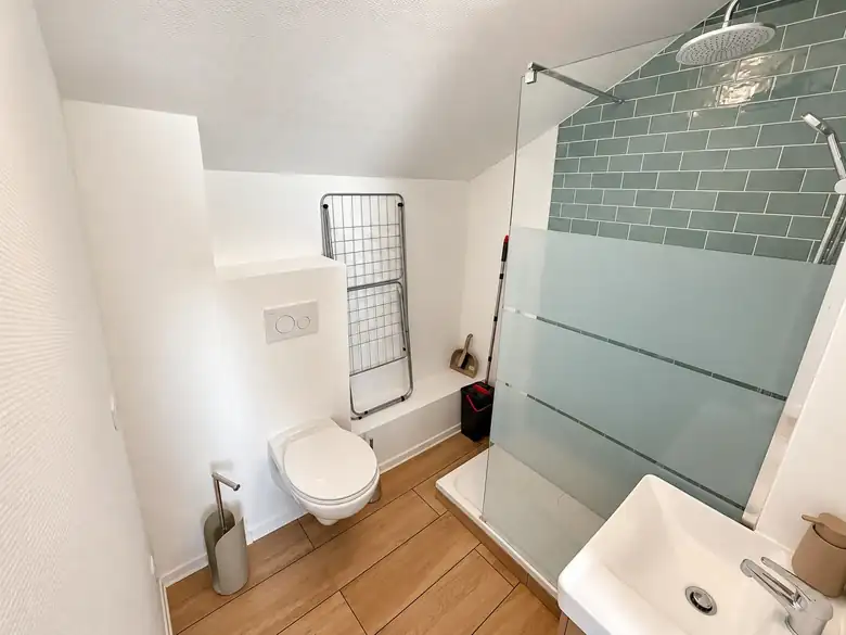 La salle d’eau avec WC suspendu — Lot d’appartements de 59m² à Dunkerque