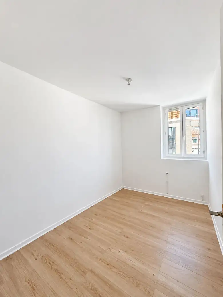 Chambre rénovée, parquet neuf — Immeuble de rapport de 141m² composé de 4 lots à Dunkerque