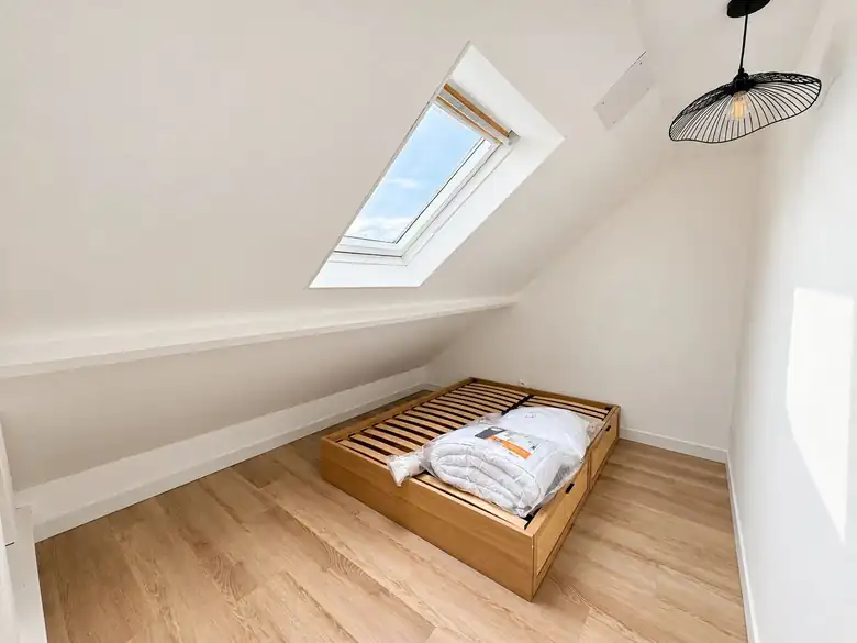 La chambre sous le velux — Immeuble de rapport de 209m² composé de 10 lots dont 7 studios et 3 T2 à Saint-Pol-sur-Mer