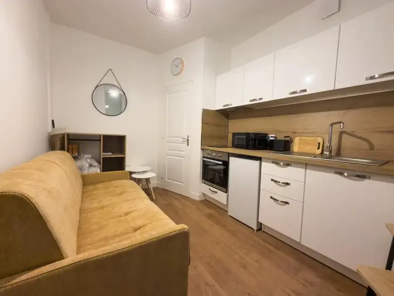 Un studio : canapé-lit et cuisine équipée — Immeuble de rapport de 209m² composé de 10 lots dont 7 studios et 3 T2 à Saint-Pol-sur-Mer