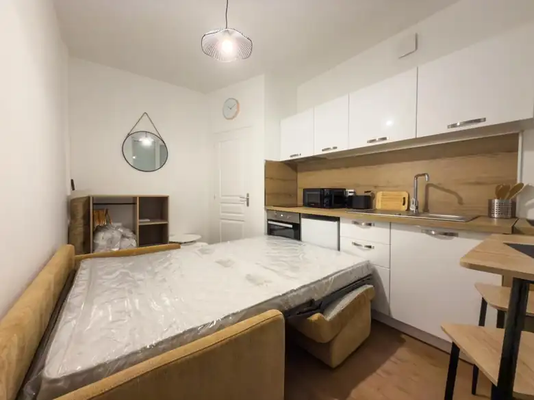 Le même studio, canapé déplié — Immeuble de rapport de 209m² composé de 10 lots dont 7 studios et 3 T2 à Saint-Pol-sur-Mer