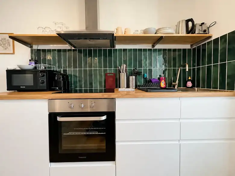 Détail de la cuisine, étagères et vaisselle — Lot de 2 studios meublés de 46m² à Dunkerque