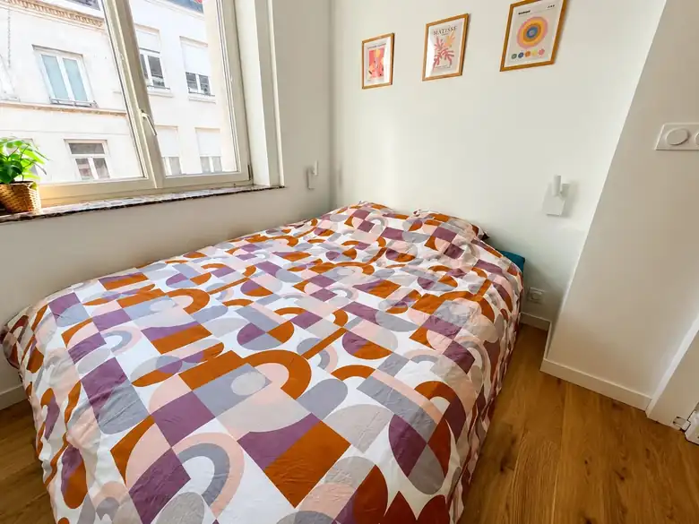 Le lit, côté fenêtre — Lot de 2 studios meublés de 46m² à Dunkerque