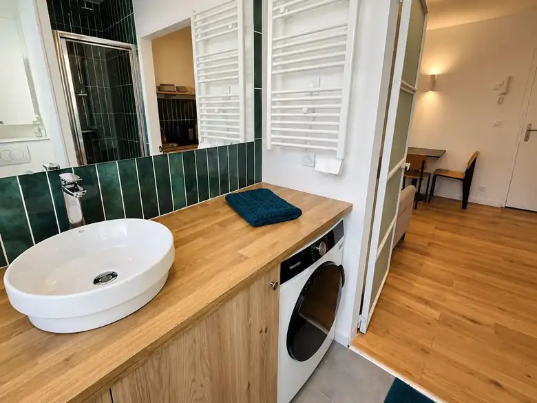 La salle d’eau, vasque et lave-linge — Lot de 2 studios meublés de 46m² à Dunkerque