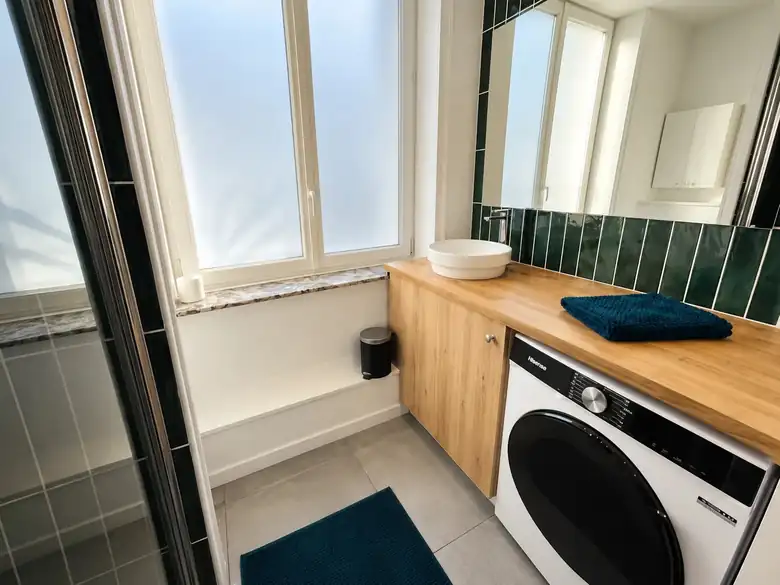 Douche à l’italienne et meuble en chêne — Lot de 2 studios meublés de 46m² à Dunkerque