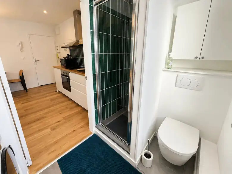 Les WC suspendus et la douche — Lot de 2 studios meublés de 46m² à Dunkerque