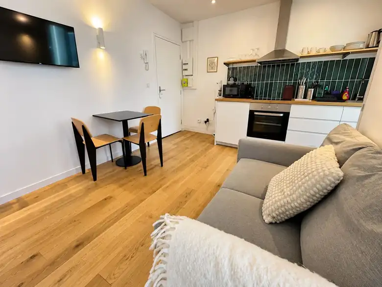 Séjour, télévision et entrée — Lot de 2 studios meublés de 46m² à Dunkerque