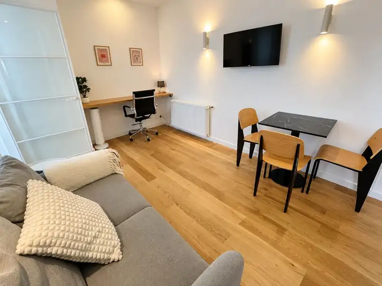 Le coin bureau et la table — Lot de 2 studios meublés de 46m² à Dunkerque