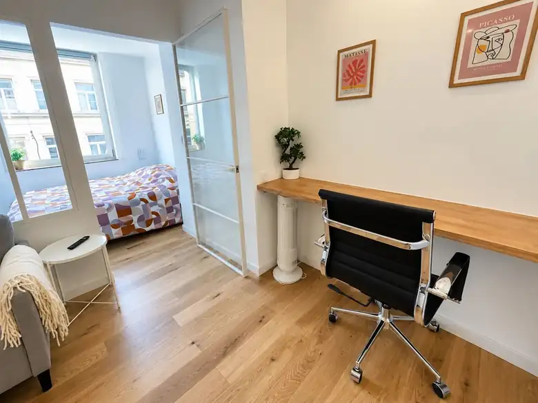 Le bureau sur mesure et l’accès à la chambre — Lot de 2 studios meublés de 46m² à Dunkerque