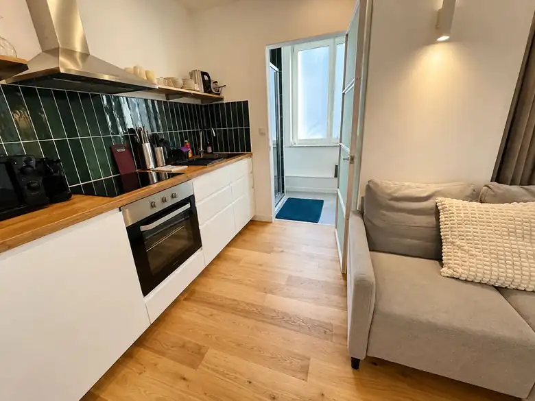 La cuisine équipée, ouverte sur le séjour — Lot de 2 studios meublés de 46m² à Dunkerque