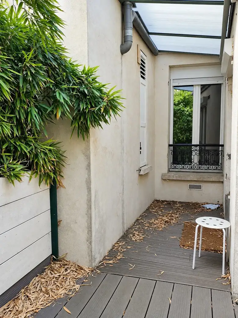 La terrasse, côté cour — Appartement T1 de 21m² situé dans le quartier Pierre et Marie Curie à Ivry-sur-Seine