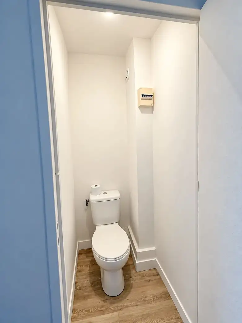 Les WC séparés — Immeuble de rapport de 130m² composé de 4 lots à Juziers