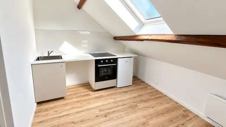 La kitchenette sous le velux — Immeuble de rapport de 130m² composé de 4 lots à Juziers