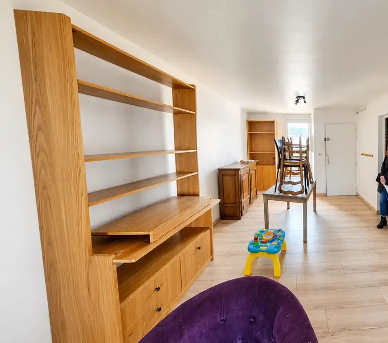 La pièce de vie et sa bibliothèque — Lot de 3 appartements et de 2 garages pour une surface totale de 118m² à Le Havre