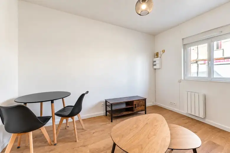 Coin repas et meuble TV du studio — Immeuble de 192m² composé de 4 appartements à Le Petit-Quevilly