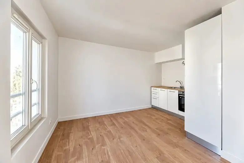 Studio avec cuisine équipée et rangements — Immeuble de 192m² composé de 4 appartements à Le Petit-Quevilly