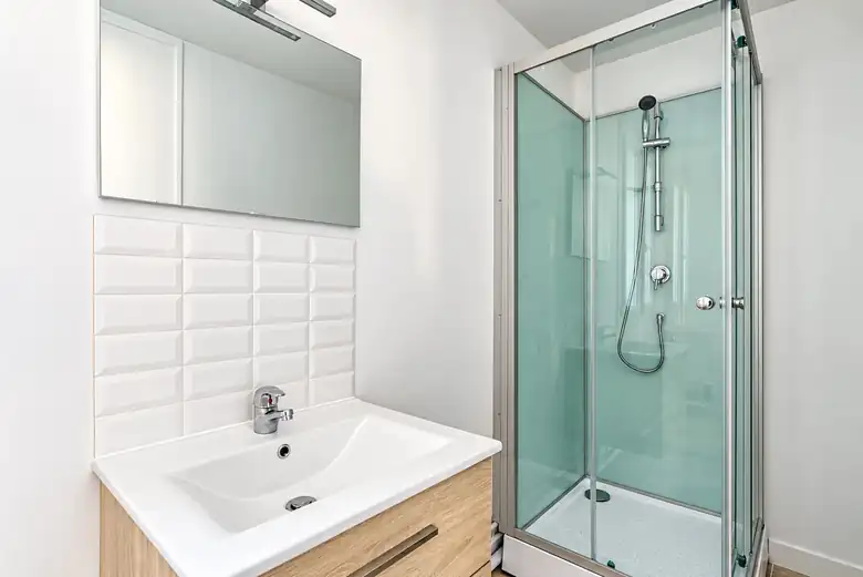 La salle d’eau, faïence métro et douche — Immeuble de 192m² composé de 4 appartements à Le Petit-Quevilly