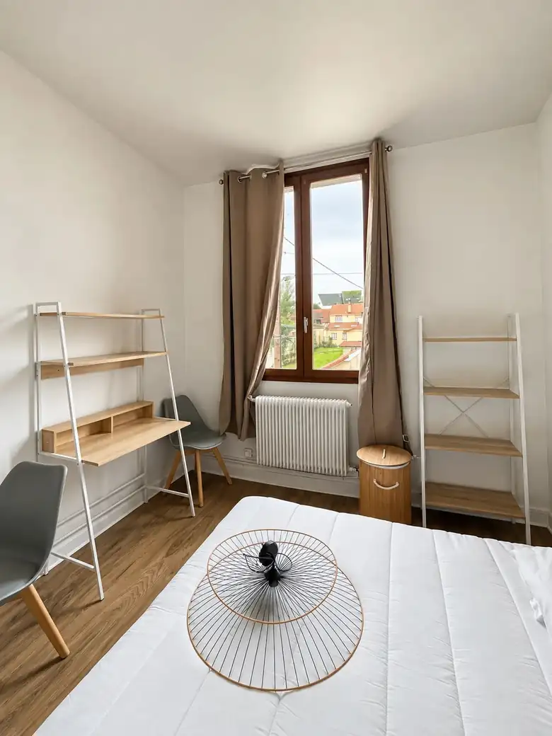 Une chambre meublée avec bureau — Immeuble de 217m² composé de 6 appartements à Le Petit-Quevilly