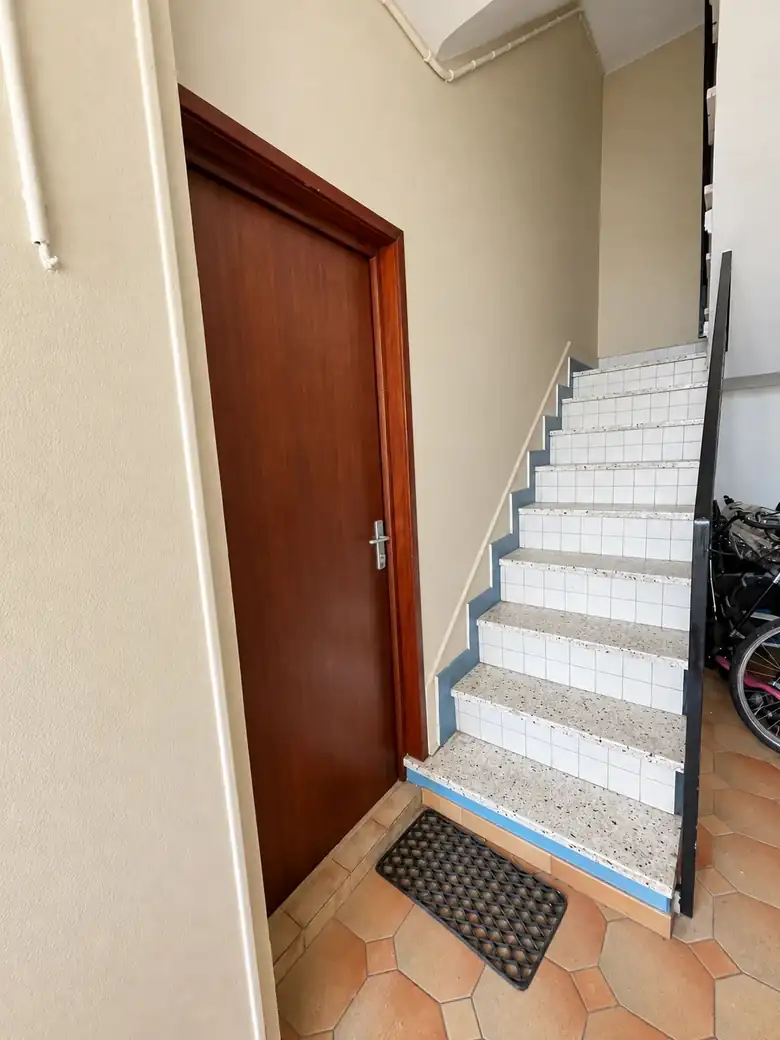 L’entrée et la cage d’escalier — Immeuble de 217m² composé de 6 appartements à Le Petit-Quevilly