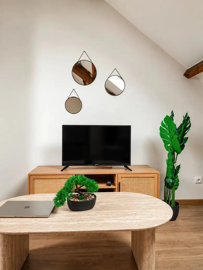 Le salon, meubles en bois et rotin — Appartement duplex de 31m² à Lens