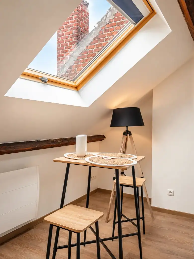 Le coin repas sous le velux — Appartement duplex de 31m² à Lens