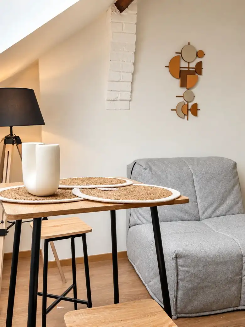 Coin repas et banquette — Appartement duplex de 31m² à Lens