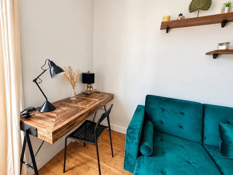 Le bureau, près de la fenêtre — Appartement meublé à Lorient