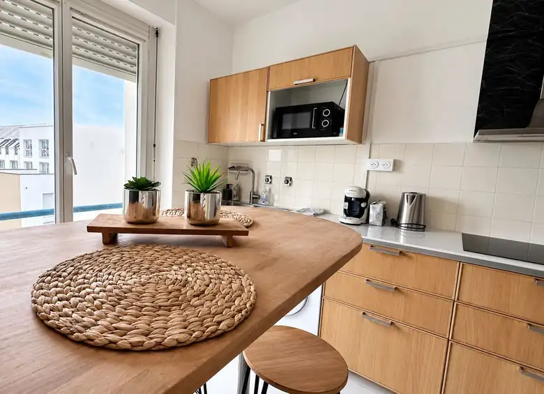 La cuisine équipée et son bar — Appartement meublé à Lorient