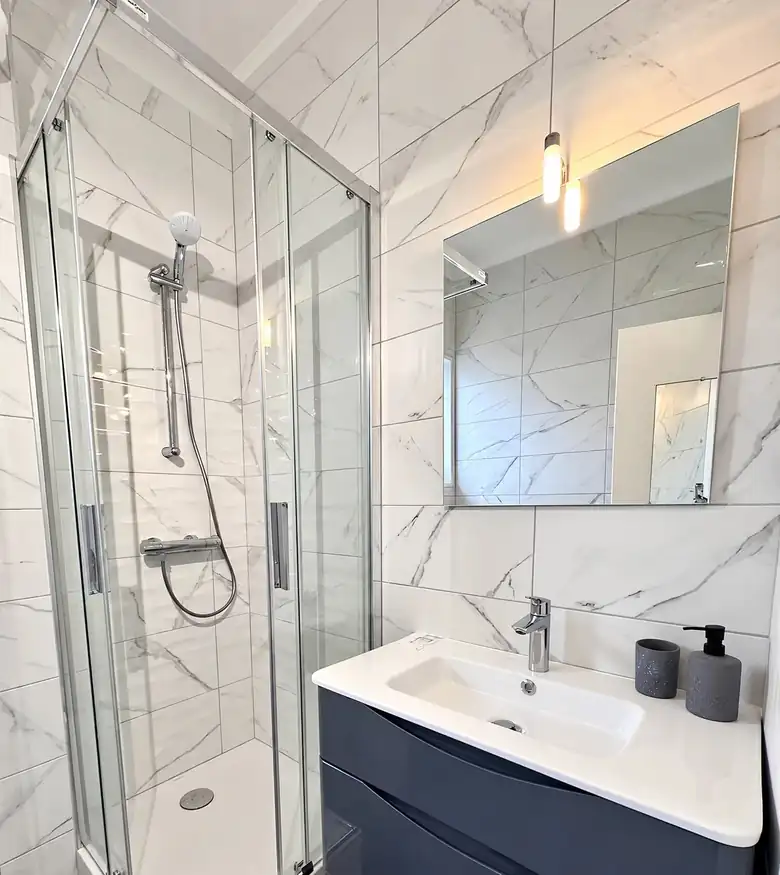 La salle d’eau, faïence effet marbre — Appartement meublé à Lorient