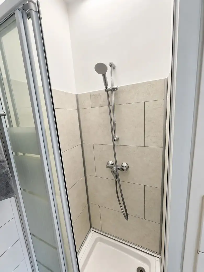 La douche — Studio de 11m² situé dans le quartier du Centre à Maisons-Alfort
