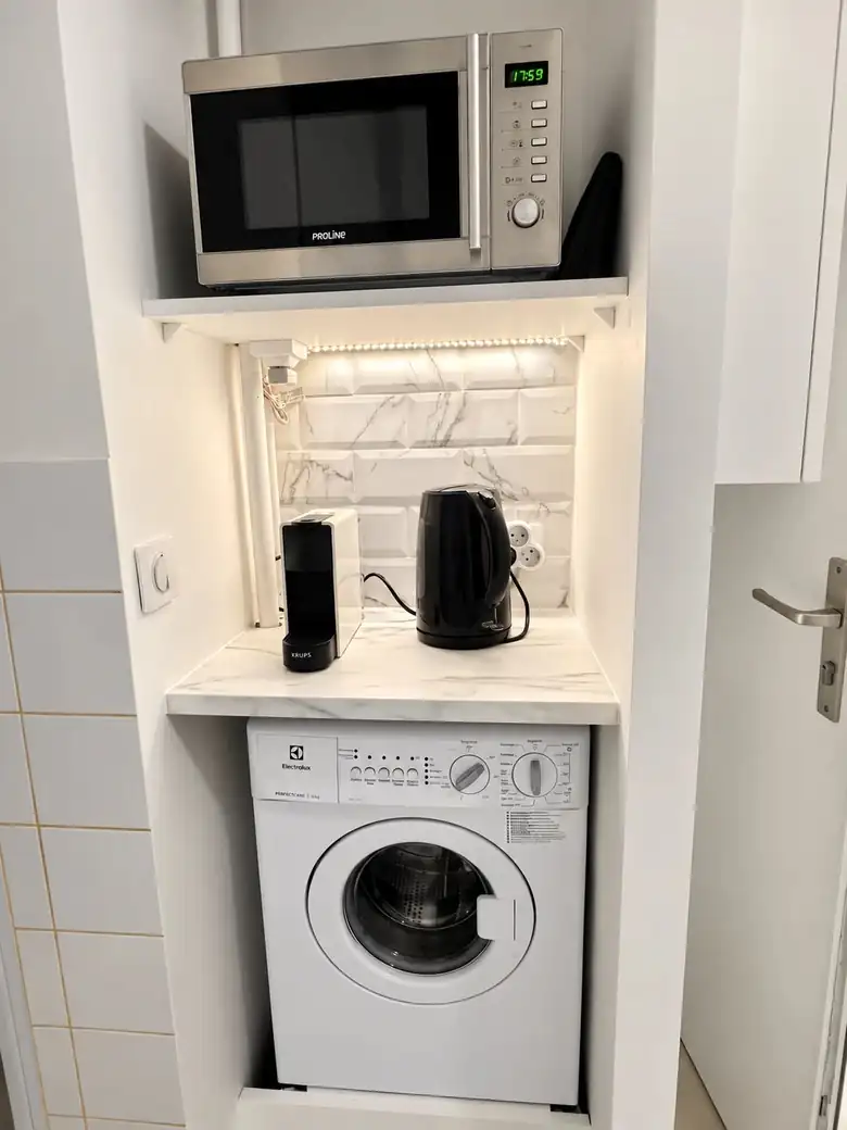 Micro-ondes, café et lave-linge intégrés — Studio de 11m² situé dans le quartier du Centre à Maisons-Alfort