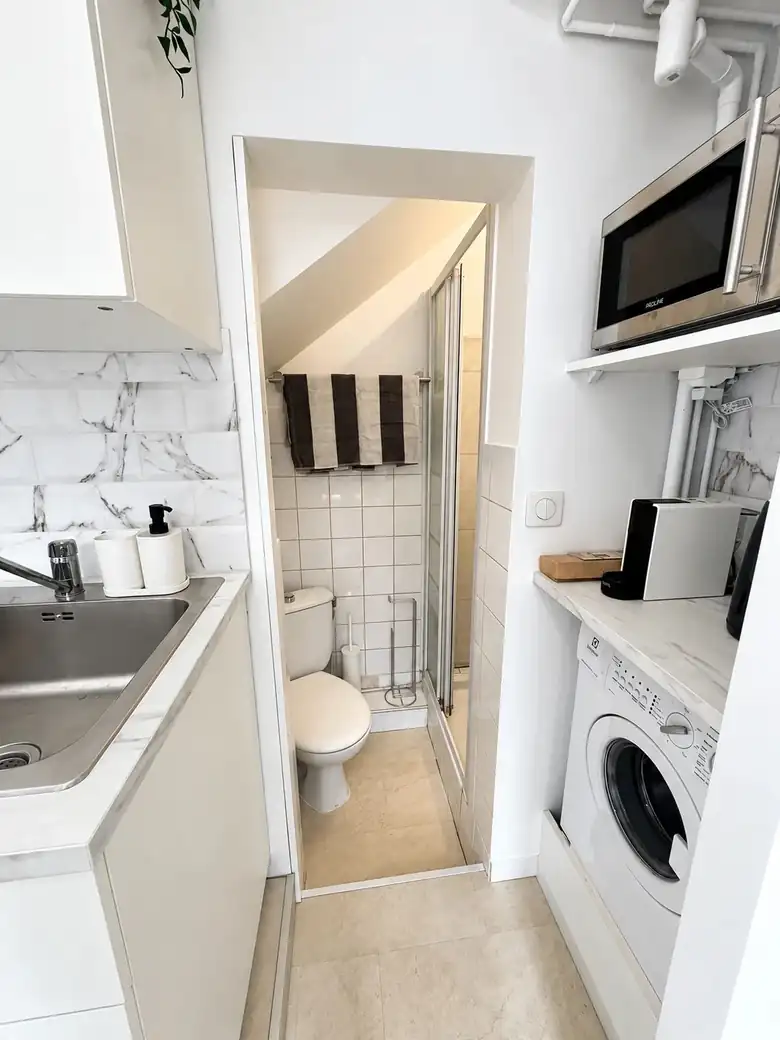 Cuisine et salle d’eau — Studio de 11m² situé dans le quartier du Centre à Maisons-Alfort