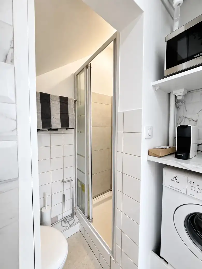 La salle d’eau — Studio de 11m² situé dans le quartier du Centre à Maisons-Alfort