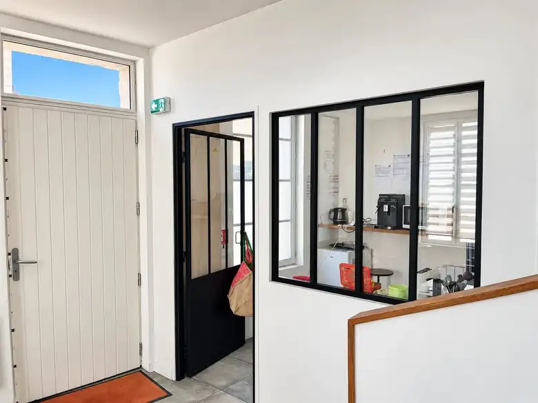 L’entrée et la verrière — Bureaux de 86m² à Niort