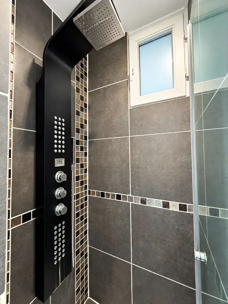 La douche, colonne hydromassante — Projet accompagné par myVesta à Paris